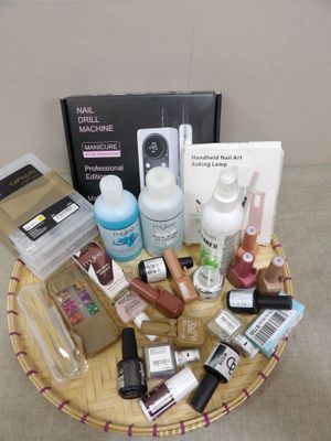 un panier en osier rempli de produits de beauté et de vernis à ongles