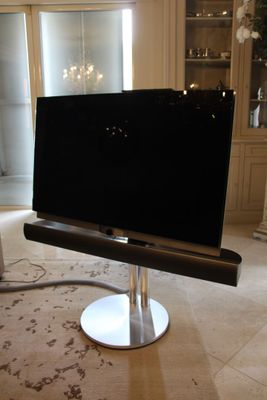 un téléviseur à écran plat posé sur un support dans un salon