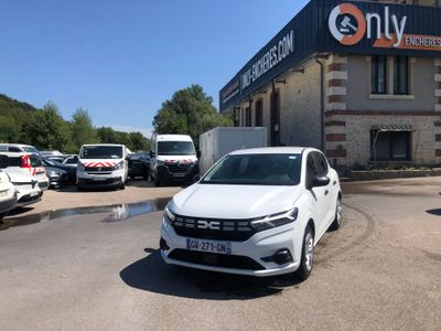 une voiture blanche garée devant un bâtiment dans un parking