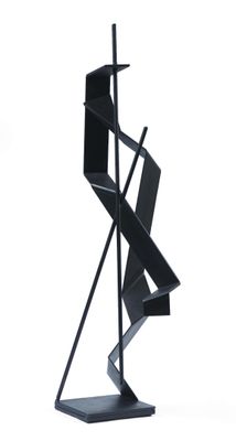une image représentant une sculpture en métal noir sur fond blanc
