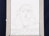 un chevalet sur lequel est représenté le visage d'une femme
