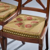 Suite de trois chaises en acajou et placage d’acajou, le dos… (photo 3)