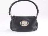 sac à main en cuir noir avec un logo monogrammé sur le devant
