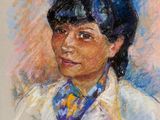 tableau représentant une femme vêtue d'une chemise blanche et d'une cravate bleue