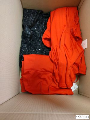 une boîte en carton contenant tout un tas de vêtements