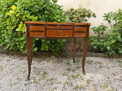COIFFEUSE en placage de bois de rose et de violette, reposan…