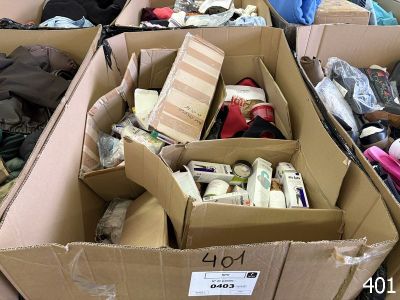de nombreux cartons contenant des objets qui sont entassés dans une pièce