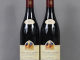 deux bouteilles de vin posées sur une table l'une à côté de l'autre