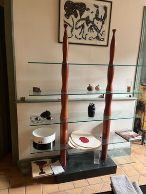une étagère en verre sur laquelle sont posées quelques assiettes et bols