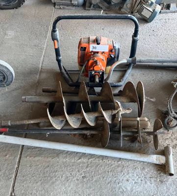 une machine posée par terre à côté d'autres outils