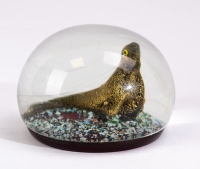 Boule sulfure à décor en ronde bosse d'otarie, D : 9,5 cm.