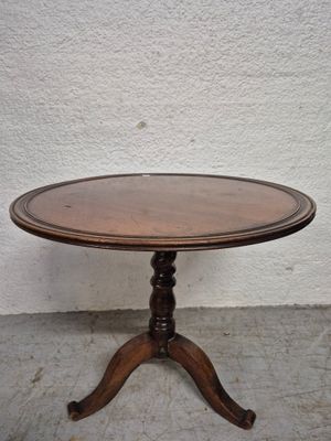 Guéridon à fût en bois tourné reposant sur un piètement trip…