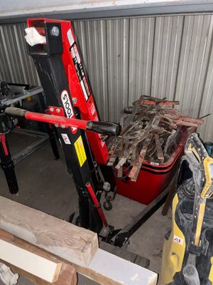 une photo d'un chariot élévateur dans une zone de stockage