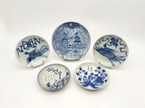 quatre assiettes bleues et blanches ornées de motifs orientaux