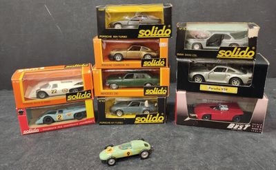 six modèles réduits de voitures dans des boîtes posées sur une table