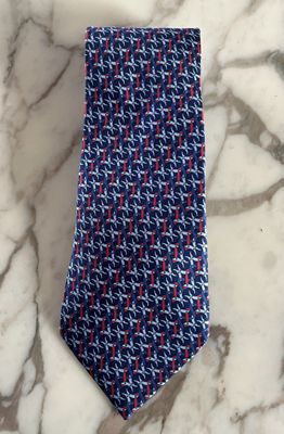 Hermès Paris, Cravate en soie imprimée de motifs rouge, bleu…
