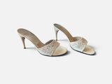 une paire de chaussures pour femme sur fond blanc