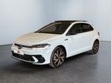 une Volkswagen Polo break blanche garée dans une pièce blanche