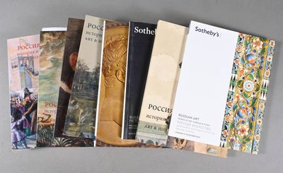 un grand nombre de livres posés sur une table