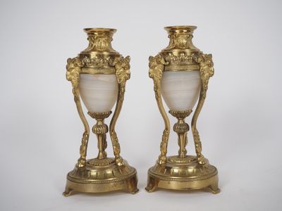 paire de vases anciens en laiton et marbre sur socles