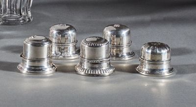 six salières et poivrières en argent posées sur une table