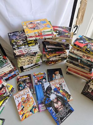 un grand nombre de bandes dessinées sur une table