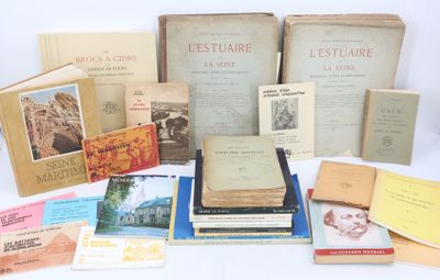 plusieurs livres sont empilés sur une table