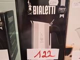 deux boîtes de café sur une étagère dans un magasin