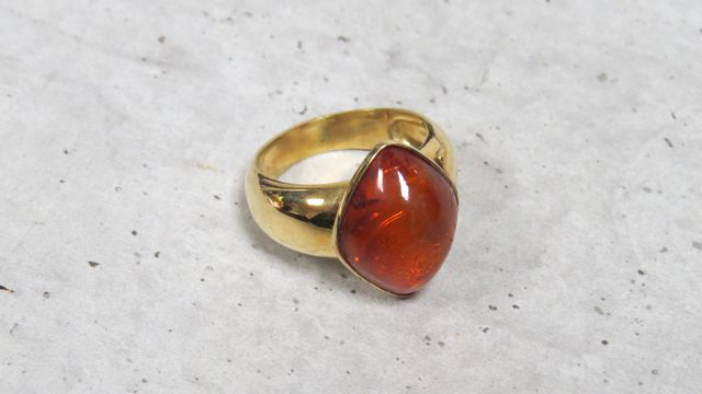 Bague en or jaune 750 millièmes, le centre orné d'ambre de forme ...