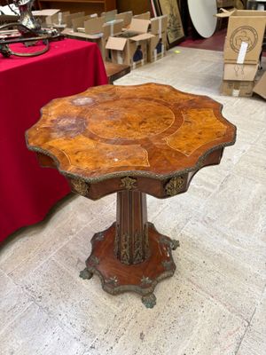 Guéridon en bois de placage marqueté et ornementations de bronze repos - Photo 1