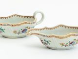 paire de petits bols en porcelaine ornés de motifs floraux sur fond blanc