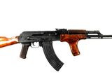un fusil AK-74 avec un canon et une crosse en bois