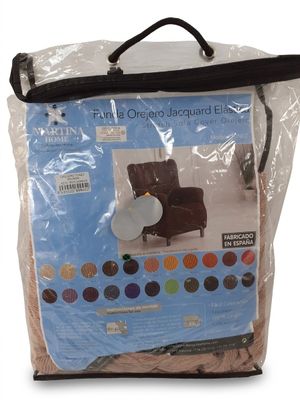 une image représentant un sac en plastique contenant une chaise
