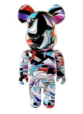 L'ours est multicolore et présente de nombreux motifs.
