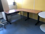un bureau avec une chaise et une table dans une pièce