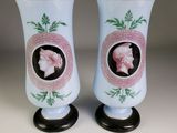 une paire de vases sur lesquels figurent les portraits d'un homme et d'une femme