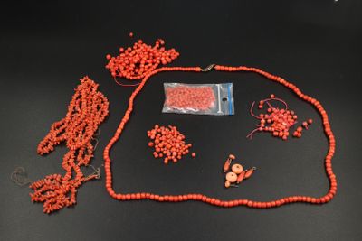 un collier de perles rouges composé d'une multitude de perles