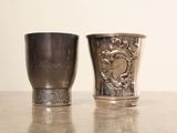 une coupe en argent et une autre coupe en argent posées sur une table