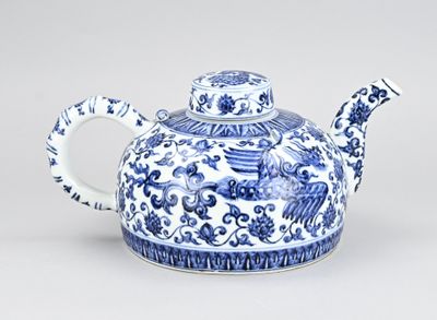 une théière bleue et blanche ornée d'un motif d'oiseau