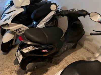 deux scooters garés l'un à côté de l'autre dans une pièce