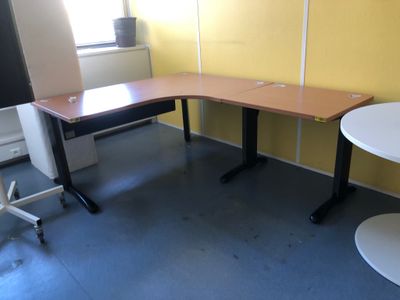 un bureau avec une chaise et une table dans une pièce