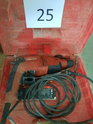 une boîte rouge contenant un marteau et une corde