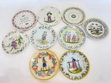 plusieurs assiettes à motifs différents sur une table