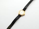 gros plan d'une montre-bracelet sur une surface blanche
