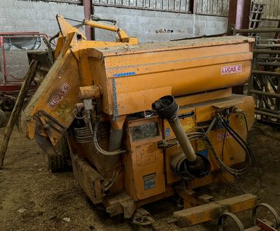 une machine qui se trouve au milieu d'un bâtiment