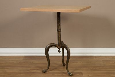 une photo d'une table en bois avec des pieds en métal et un plateau en bois