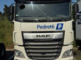 un camion blanc garé dans un parking