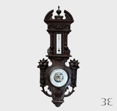 une horloge accrochée au mur de la pièce