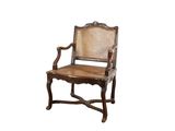 une vieille chaise en bois avec un dossier et une assise en rotin