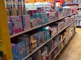 de nombreux jouets sur les étagères du magasin de jouets